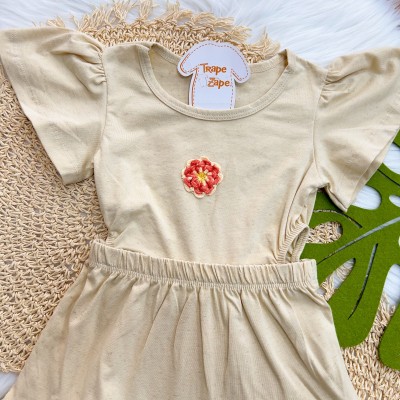 Vestido em Linho com Flor em Crochê Aberto nas Laterais - Areia e Laranja